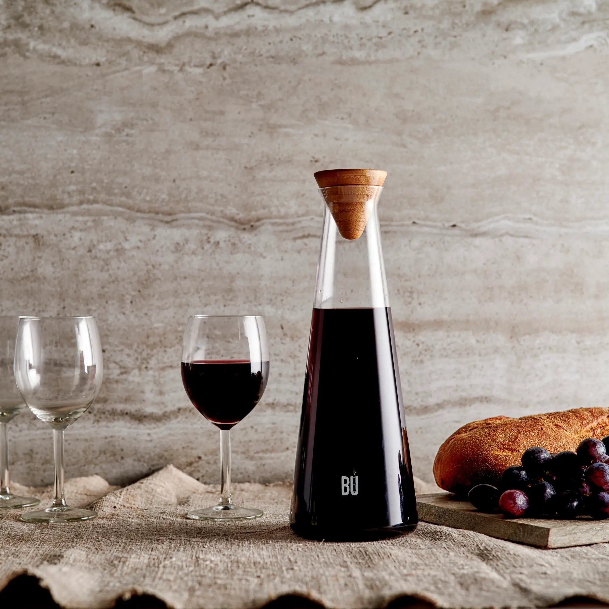 BU Carafe – 1.2L Mouth-Blown Glass Jug with Bamboo or Glass Lid