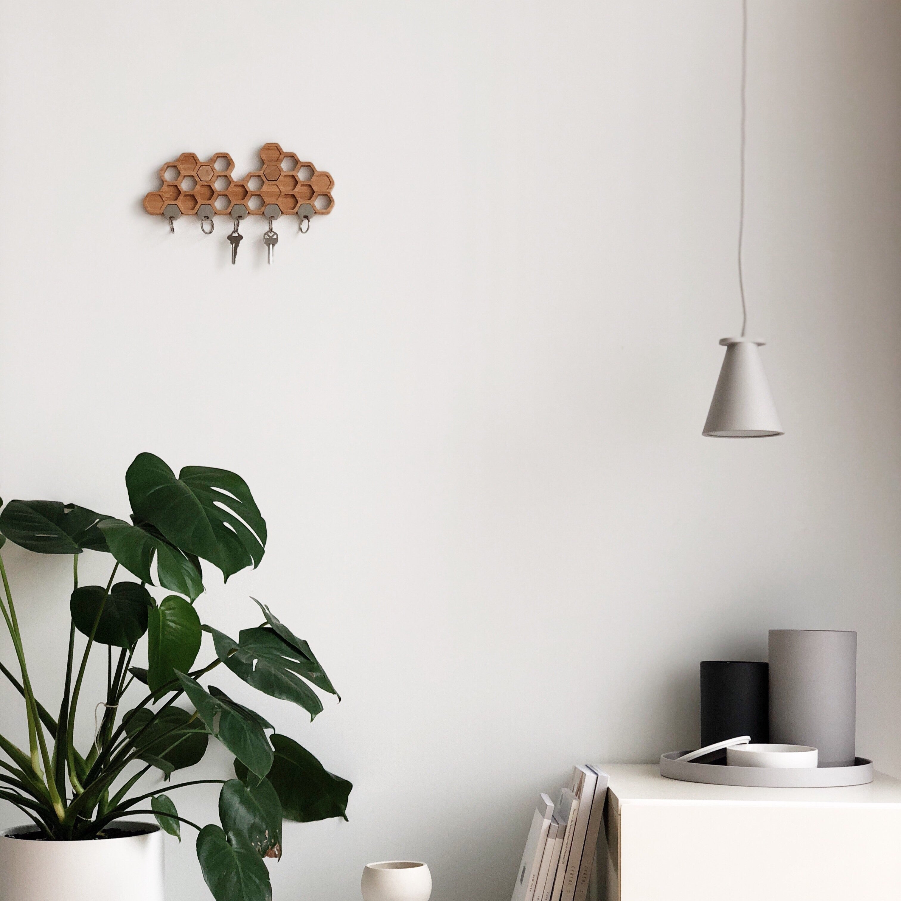 Honeycomb Bamboo Key Holder – Magnetic Wall-Mounted Key Rack