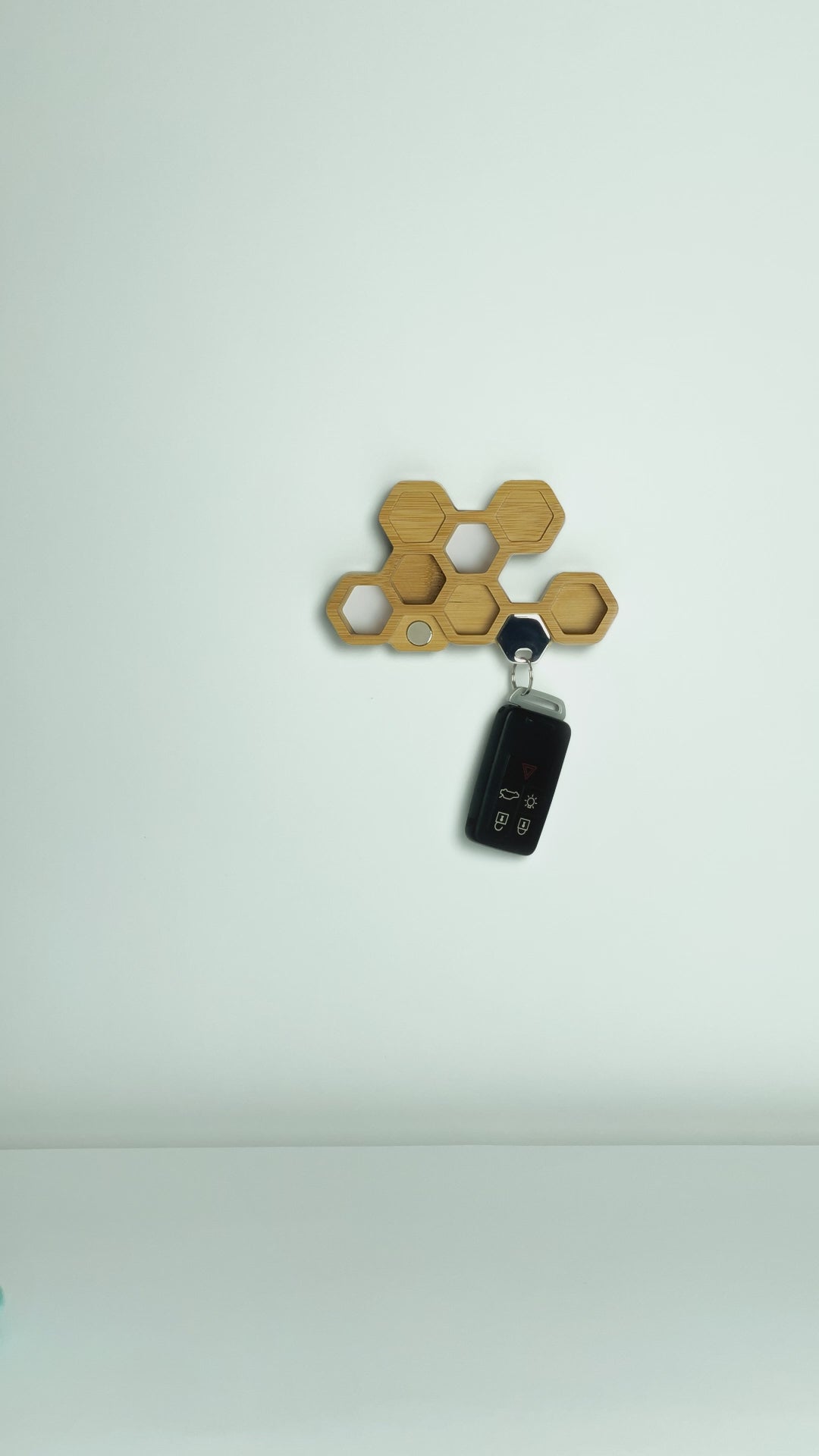 Honeycomb Bamboo Key Holder – Magnetic Wall-Mounted Key Rack